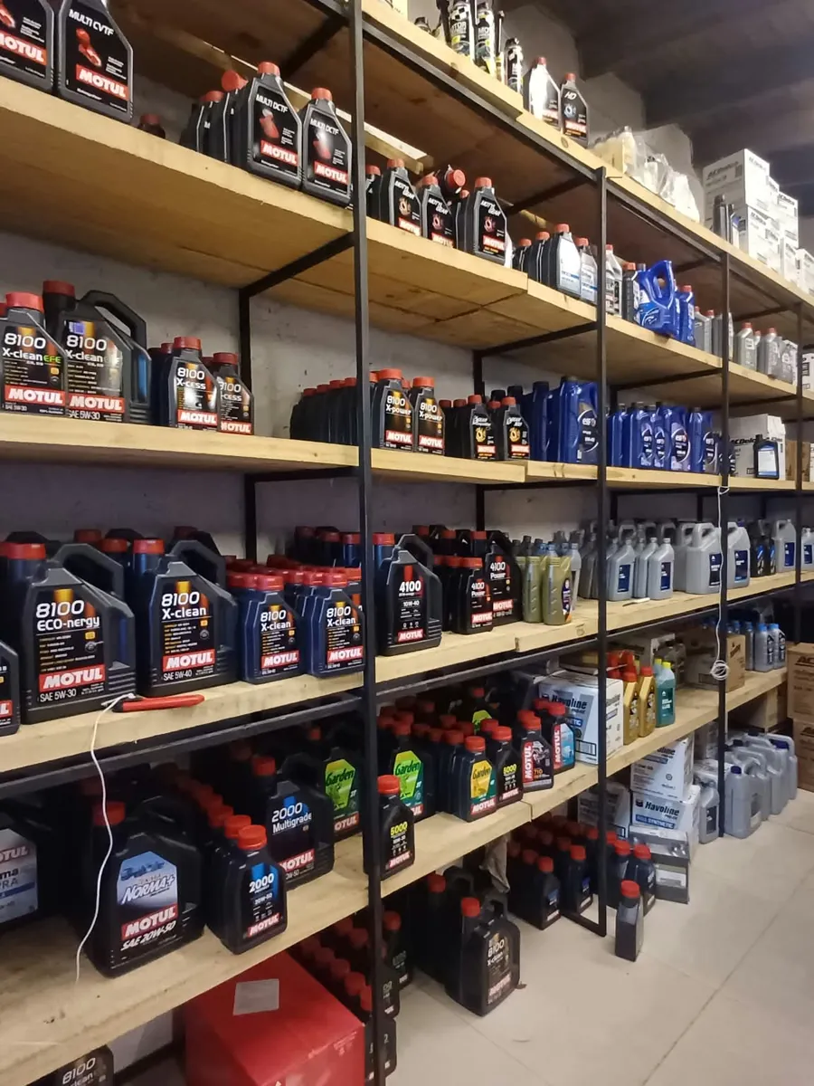 Estanterías de Indi con aceites Motul y otras marcas