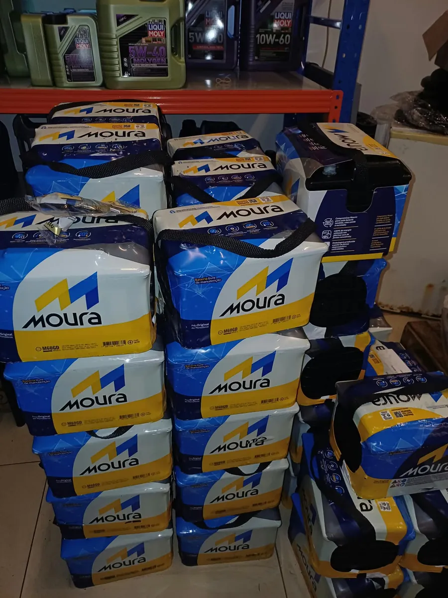 Baterías Moura apiladas en el local de Indi