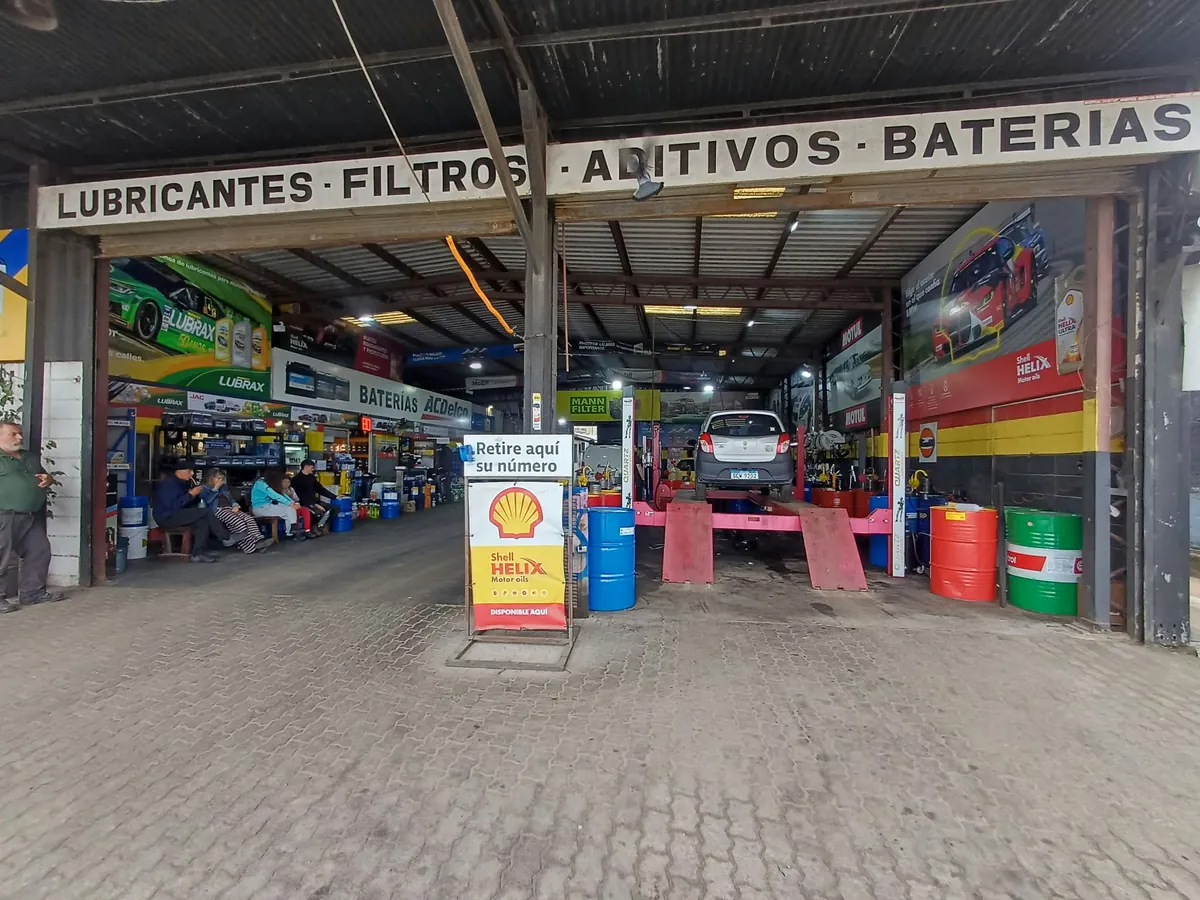 Interior del box de Indi con autos en los elevadores