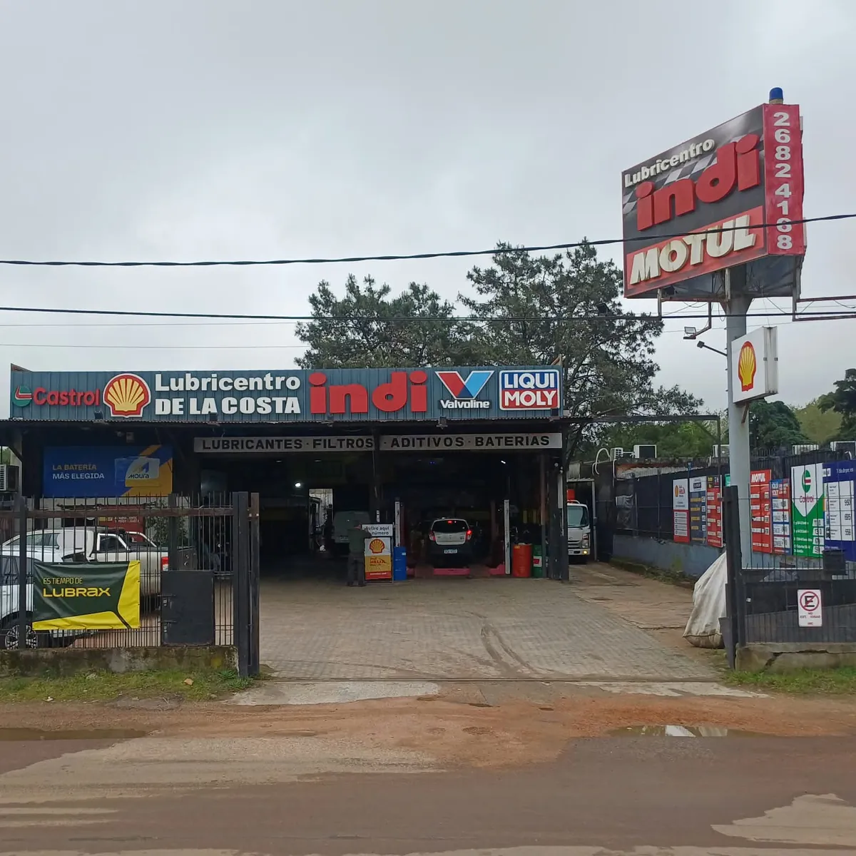 Fachada de Indi Lubricentro de la Costa sobre Av. Giannattasio, con el cartel de Indi
