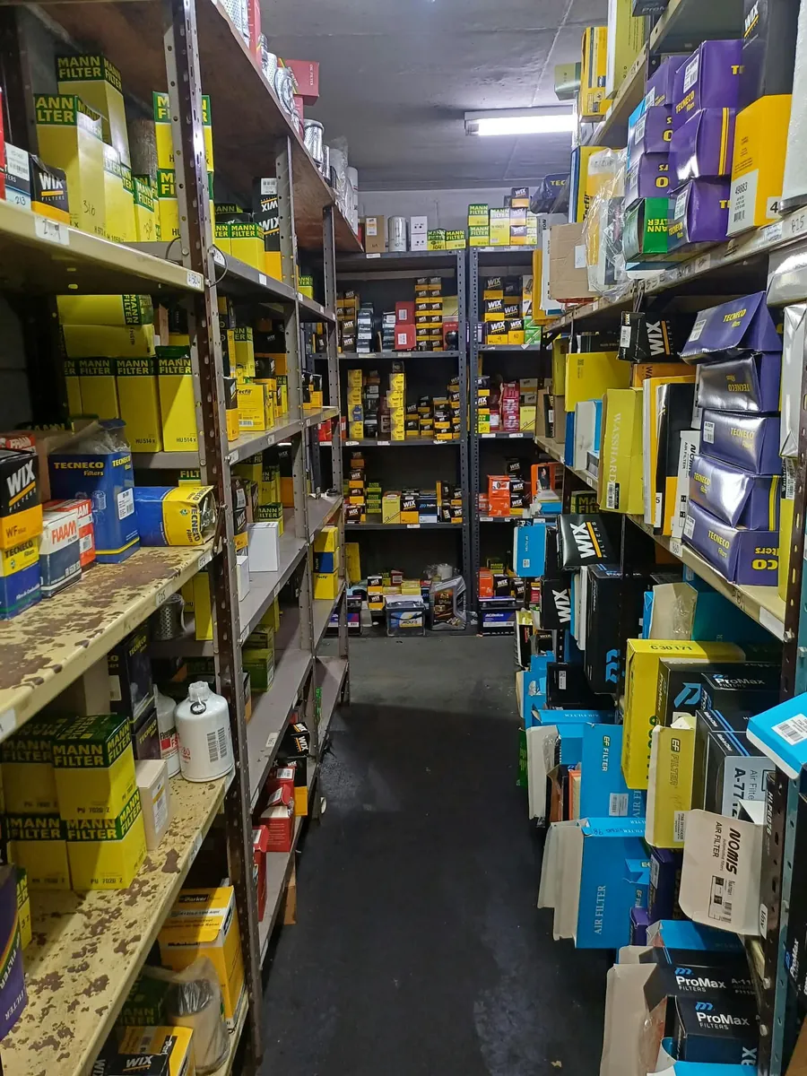 Pasillo del depósito de Indi con cajas de filtros