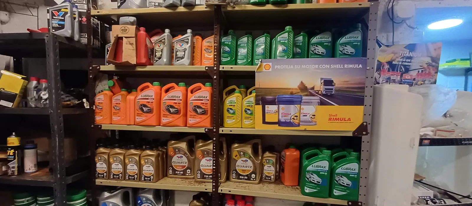 Góndolas de Indi con aceites, aditivos y productos de limpieza