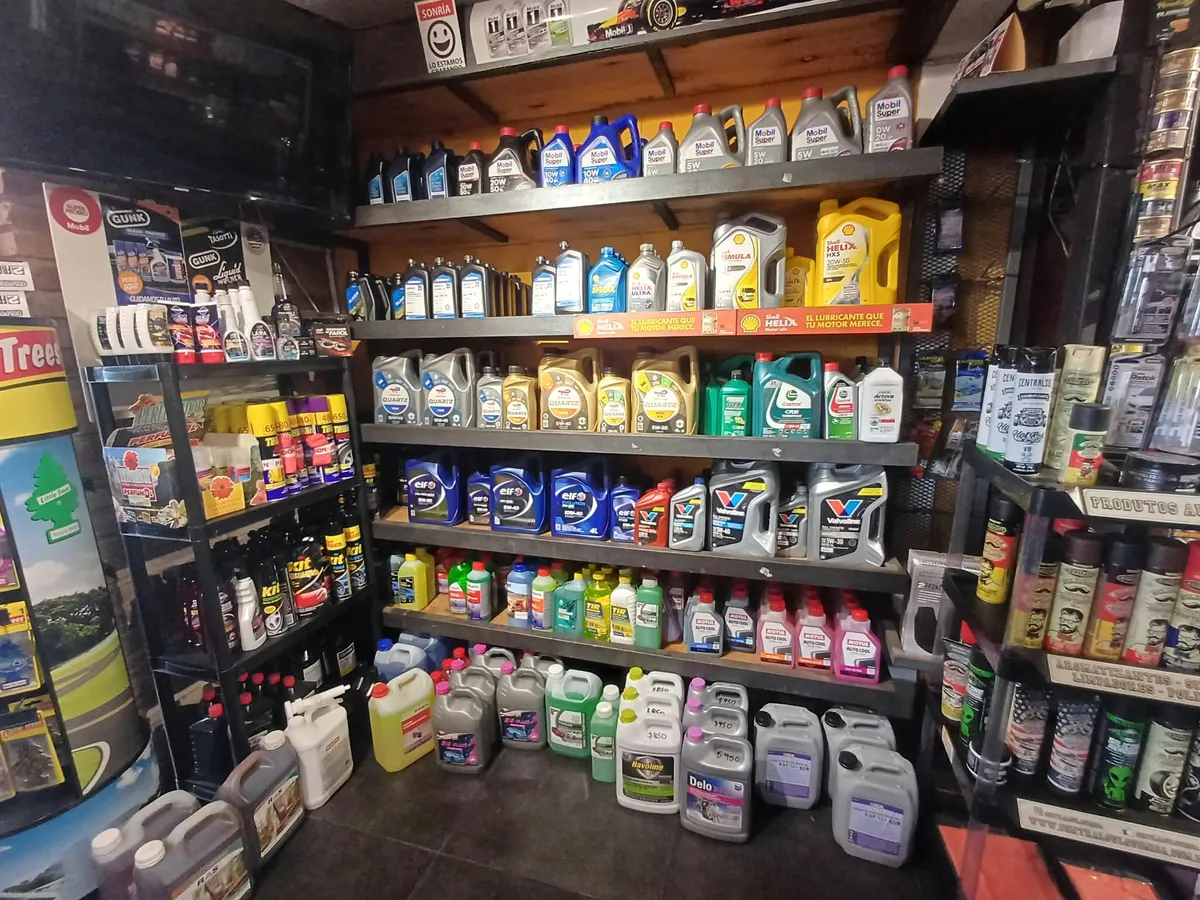 Mostrador de Indi con aceites, aditivos y accesorios