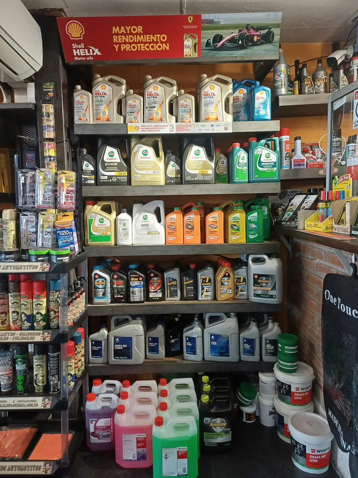 Góndola de aceites Shell Helix y refrigerantes