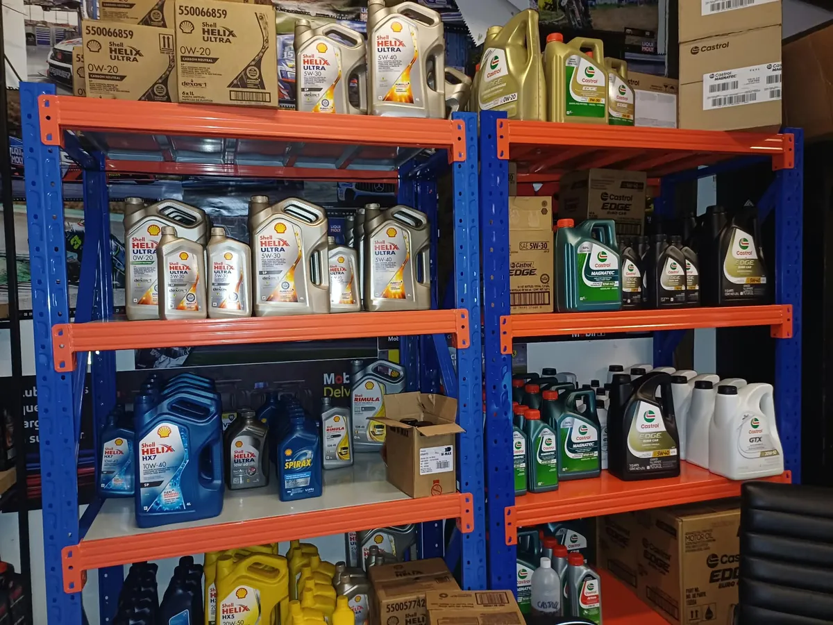 Estanterías con bidones de aceite Shell y Mobil